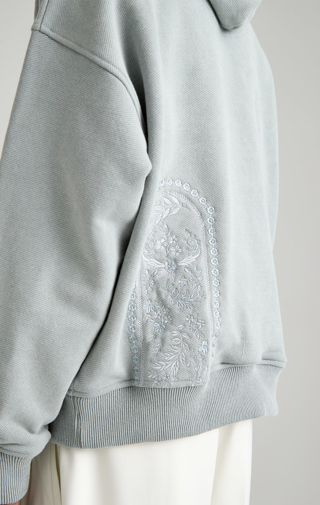 Tapestry in grey hood