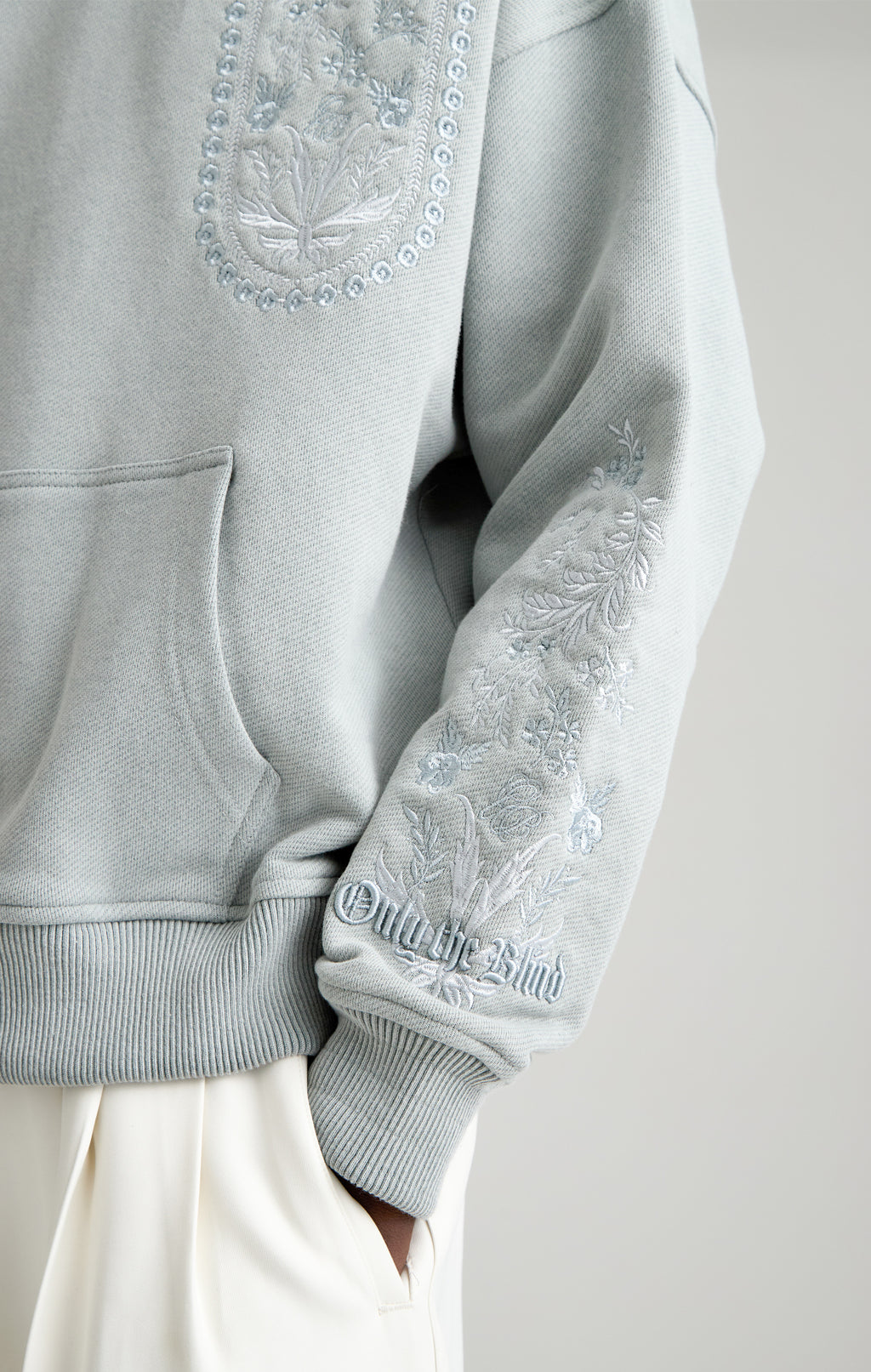 Tapestry in grey hood